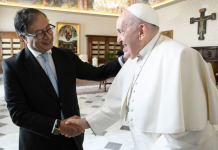 Petro postula al Vaticano para una ronda de negociaciones con el ELN tras reunirse con el papa El papa Francisco le estrecha la mano al presidente de Colombia, Gustavo Petro, durante el encuentro sostenido este viernes en el Vaticano. SIMONE RISOLUTI/OFICINA DE PRENSA DE LA SANTA SEDE (EFE), Continent Post Inc