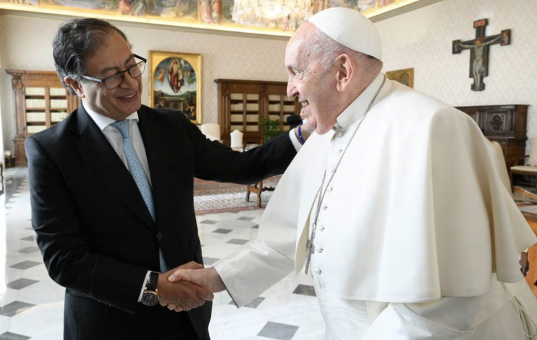 El papa Francisco le estrecha la mano al presidente de Colombia, Gustavo Petro, durante el encuentro sostenido este viernes en el Vaticano. SIMONE RISOLUTI/OFICINA DE PRENSA DE LA SANTA SEDE (EFE), Continent Post Inc