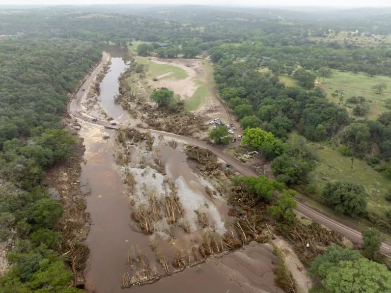 Puestos clave del Servicio Meteorológico de Texas estaban desocupados cuando llegó la tormenta