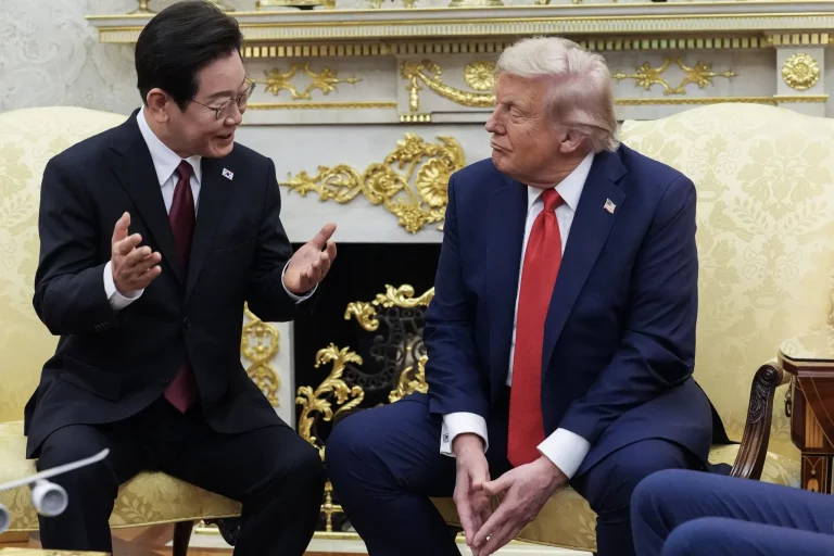 Trump se reúne con el presidente de Corea del Sur y elogia al dictador de Corea del Norte