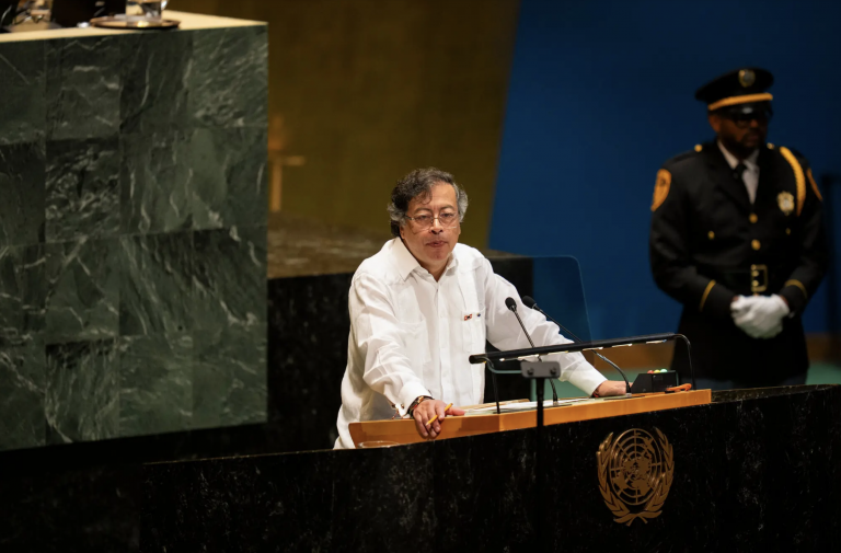 Petro llevaba una guayabera durante su discurso ante la Asamblea General de las Naciones Unidas en Nueva York el año pasado.Credit...Vincent Alban/The New York Times