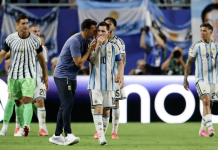 El desamparo de Argentina Lionel Scaloni habla con Lionel Messi en el partido de Argentina ante Cabo Verde en el Mundial. AMANDA PEROBELLI (REUTERS)