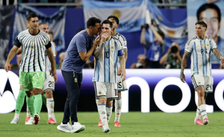Lionel Scaloni habla con Lionel Messi en el partido de Argentina ante Cabo Verde en el Mundial. AMANDA PEROBELLI (REUTERS)
